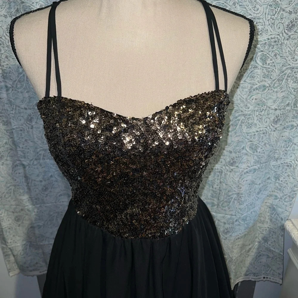 GOLD and black prom dress - Picture 2 of 10